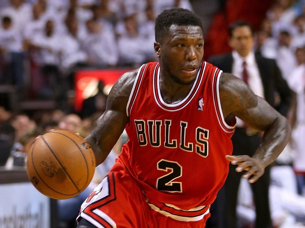 Nat Robinson de Chicago Bulls Dribbles durante un juego de juego en 2013.