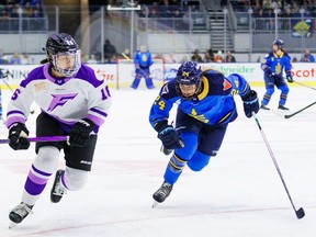 Natalie Spuna persigue a Sophie Zak