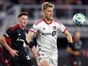 سيطرد سيغورد على الكرة من تورنتو FC خلال النصف الأول من MLS مباراة بين DC United و Toronto FC في Audi Field في 22 فبراير 2025. في واشنطن.