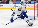 Mitch Marner (1 16) de Toronto Maple Leafs en Edmonton el sábado 7 de febrero de 2021 se calentó antes de que los Edmonton Oilers jueguen en el lugar de los Rogers.