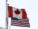 يطير العلم الكندي بجوار الأميركيين في معبر Lewiston-Qensor Border في Niagara Falls ، كندا ، 8 فبراير 2025.