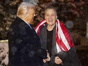 El presidente de los Estados Unidos, Donald Trump, saludó al ex prisionero Mark Fogel.