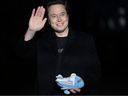 يحمل المدير التنفيذي تسلا و Spacex Elon Musk لعبة على لعبة جوية مملوءة أثناء مغادرة طائرة هليكوبتر رئاسية بحرية في العشب الجنوبي من البيت الأبيض في 19 فبراير 2025. في واشنطن العاصمة