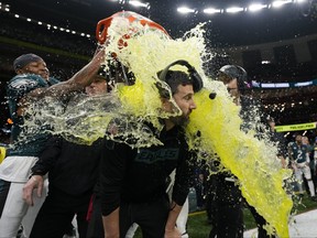 El entrenador en jefe de Filadelfia AG Gols, Nick Sirreni, está temblando con Gatorade.