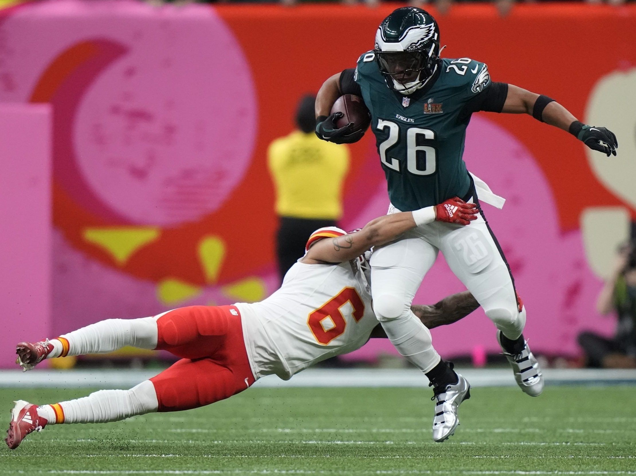 Filadelfia AG Gols Sakon Berkeley (26) se está quedando atrás (2)) Nueva Orleans el domingo, febrero de 2021, el Super Bowl de la NFL en la primera mitad del partido de fútbol para tratar de enfrentar a los Kansas City Chiefs Safety Brian Cook ()).
