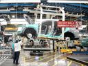 Los empleados de Honda trabajan junto a la planta de batería de vehículos eléctricos de Honda el jueves 25 de abril de 2024, antes de un evento antes de anunciar un plan para la planta de batería de vehículos eléctricos.
