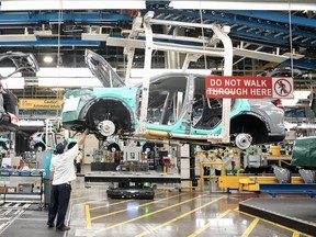 Los empleados de Honda trabajan junto a la línea de rally del vehículo.