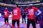 El delantero de Toronto Raptors Bruce Brown, de izquierda a derecha, el delantero Scotti Burns y el delantero Chris Boucher respondieron al himno nacional estadounidense antes de la primera mitad del himno nacional estadounidense antes de la primera mitad del himno nacional estadounidense contra el himno nacional estadounidense. Press canadiense/Frank. Queja