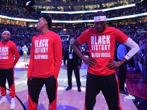 El delantero de Toronto Raptors Bruce Brown, de izquierda a derecha, el delantero Scotti Burns y el delantero Chris Boucher respondieron al himno nacional estadounidense antes de la primera mitad del himno nacional estadounidense antes de la primera mitad del himno nacional estadounidense contra el himno nacional estadounidense. Press canadiense/Frank. Queja