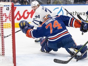 El delantero de los Maple Leafs Bobby McMan () 1) anotó un gol en el portero de los Oilers Stuart Skinner () 1) el sábado, sábado 8 de febrero de 2021 en Edmonton.