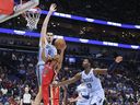 El guardia de New Orleans Pelican, Tre Murphy III (25) Memphis Griezlis Center Jach AD (14) y el delantero Zarne Jackson Jr. es un diseño entre Junior.