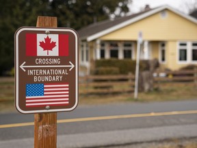 Sábado 1 de febrero de 2025 en Blaine Peace Arch Park marca una marca entre los Estados Unidos y Canadá.