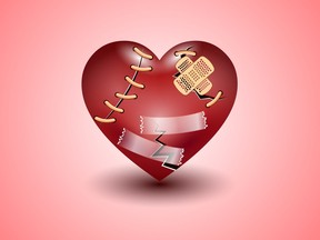 Corazón rojo roto.