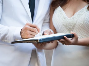 El novio y la novia significan un documento.