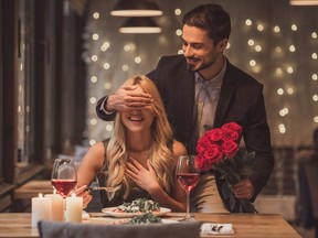 Um homem que surpreende uma mulher em um compromisso romântico.
