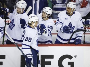 William Nylander (88), de Toronto Maple Leafs, celebra seu objetivo com seus companheiros de equipe durante o segundo período da ação de hóquei da NHL contra as chamas de Calgary em Calgary na terça -feira, 4 de fevereiro de 2025. The Canadian Press/Jeff McIntosh