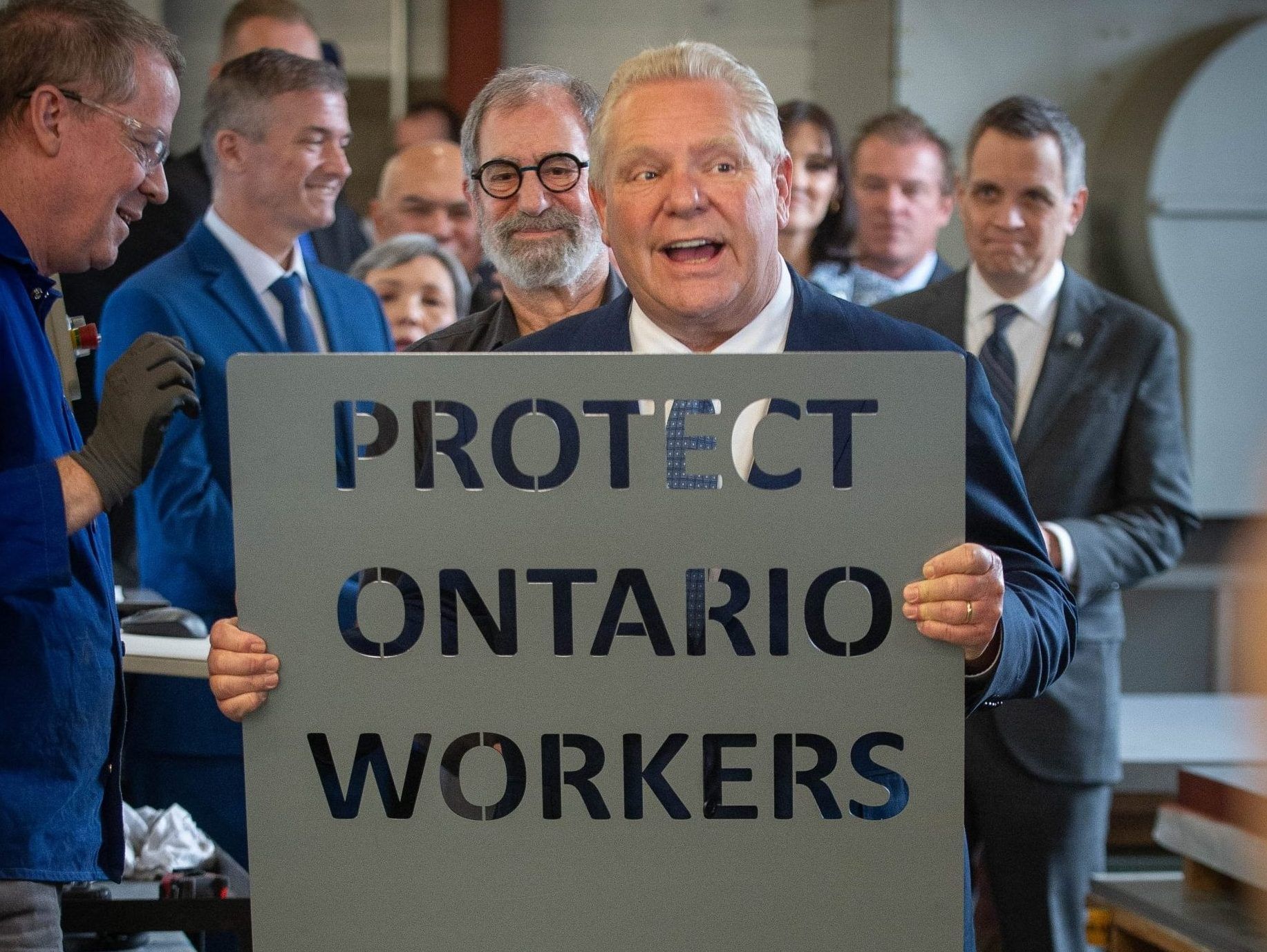 El líder conservador progresivo de Ontario, Doug Ford, posee una pieza de chapa con palabras 