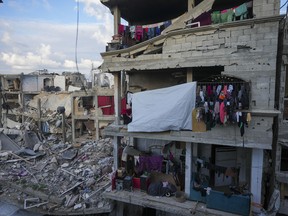 Lavanderia está pendurada em um prédio destruído em Gaza