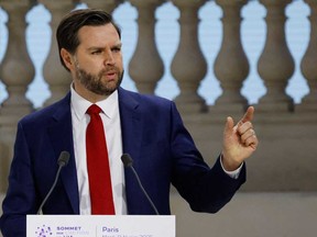 El vicepresidente de Estados Unidos, JD Vans, habló durante una sesión completa de la Cumbre de Acción de Inteligencia Artificial (AI) en el Gran Palacio de París el 7 de febrero de 2021.