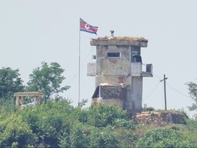 Un soldado se encuentra en un puesto de guardia militar de Corea del Norte.