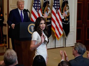 La secretaria de Seguridad Nacional, Christie Nom, se mantiene cuando la ceremonia de reconocimiento del presidente de los Estados Unidos, Donald Trump, para Law Law Riley durante la firma de derecho en Washington, Washington, en la Casa Blanca, Washington, en 2021.