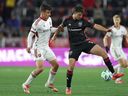يعود جاكوب موريل من DC United كرة ضد Markus Cimermancic من Toronto FC Toronto خلال مباراة MLS بين DC United و Toronto FC في Audi Field في 22 فبراير 2025. في واشنطن العاصمة