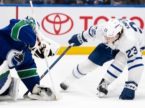 El portero de Kansk, Kevin Lancinen Maple Leafs, cerró la segunda acción de la NHL en la acción de la NHL, el sábado 825 de febrero, en la segunda fase Vancouver.