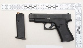 Dos personas fueron arrestadas después de un informe sospechoso de vehículos en Mississauga el lunes y se incautaron una pistola y una droga. Peligratoria de la policía regional