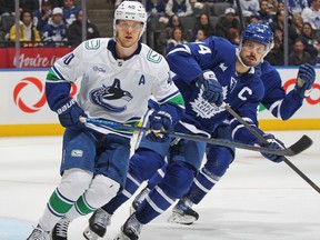 El delantero de Kanks, Elias Peterson, izquierda, capitán de Maple Leafs, Aston Mathews, a la derecha, Scatiabank Arena N Toronto, el 5 de enero de 2021, durante la tercera acción de la NHL.