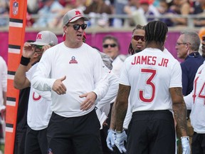 El entrenador de la AFC, Piton Maning, izquierda, NFL Pro Bowl, domingo 2 de febrero de 2025, habló con los jugadores antes del evento de fútbol de la bandera en la NFL Pro Bowle en Orlando.