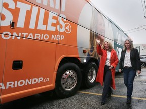 El líder del PND de Ontario, merece a Steils y la candidata, Lisa Greatjki.
