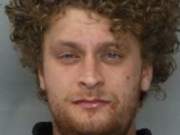     La policía está buscando Kyle Kaldenbach de 27 años en Toronto después de retirar su dispositivo de observación del tobillo. 