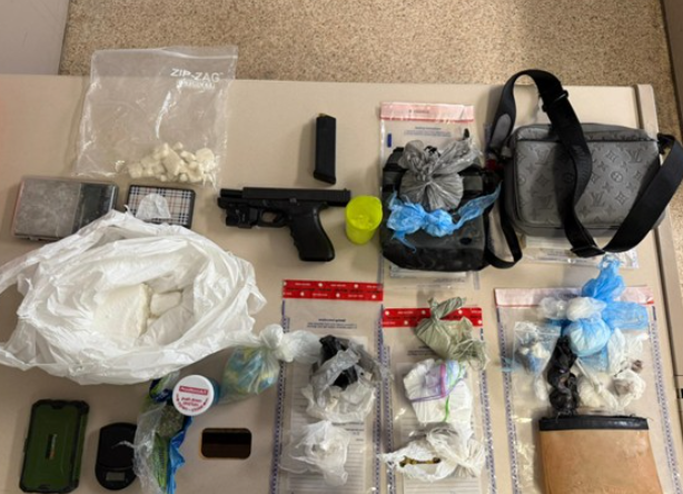 La policía de Toronto acusó a una investigación de drogas y armas y acusó a 5 de la edad de dos años, incluidos dos años, y fueron acusados ​​de ocupar drogas, armas y paraferania de drogas.