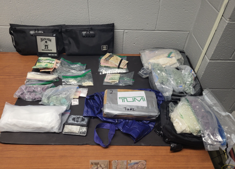 El 26 de enero, el Tirath Odia de Peterbero de 26 años enfrentó seis acusaciones después de la incautación de una gran cantidad de fentanelas y cocaína en cinco búsquedas en Peterbero, Durham y York.