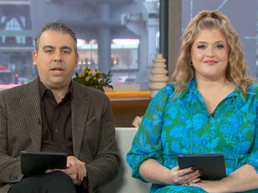 Sid Sixiro y Meredith se representan el 4 de febrero de 2025 en un televisor proyectado en una pantalla de pantalla.