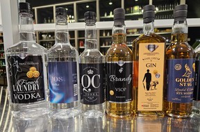 Sparling Silver es una variedad de productos de destilería.