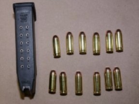 La policía dice que un hombre de Toronto de 21 años se enfrenta a varios crímenes de armas de fuego.