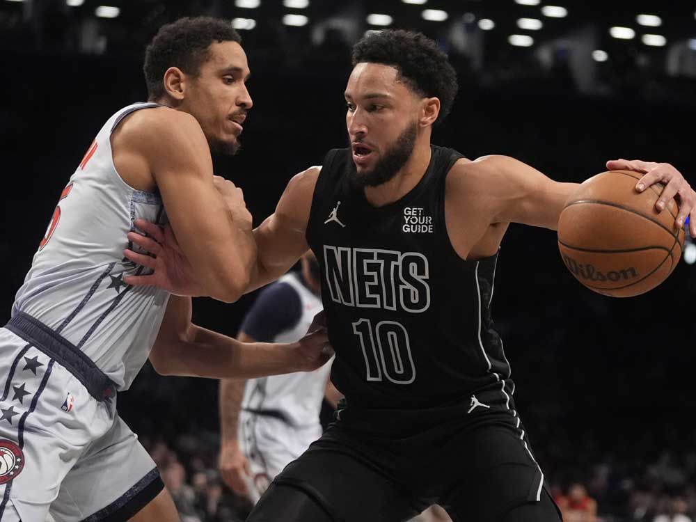 Washington Wizards Malcolm Broogdon, a la izquierda, defendió a Brooklyn Ben Ben Simmons a la izquierda el miércoles 7 de febrero de 2021, NBA en la primera mitad del juego de baloncesto. 