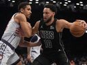 Washington Wizards Malcolm Broogdon, a la izquierda, defendió a Brooklyn Ben Ben Simmons a la izquierda el miércoles 7 de febrero de 2021, NBA en la primera mitad del juego de baloncesto.