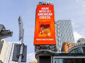 Un anuncio de Billboard está hecho de canadiense Black Diamond Chizstries, Victoria y Dundas STS.