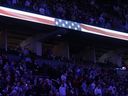 Los fanáticos se mantuvieron a favor del himno nacional de EE. UU. Antes de la primera mitad de Toronto Rapartors y Nueva York Nix el martes 4 de febrero de 2025.
