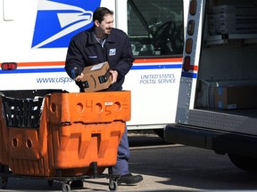Archivo: un empleado del Servicio Postal de los Estados Unidos el 29 de enero de 2024.