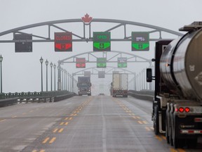 Os caminhões atravessaram a ponte da paz na fronteira do Canadá-EUA em Fort Erie, Ontário, Canadá, em 3 de fevereiro.
