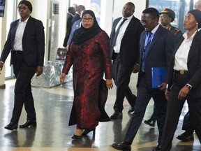 La presidenta de Tanzania, Samia Suluhu, en el centro a la izquierda, llegó a una cumbre conjunta para resolver el conflicto en la República Democrática Oriental del Congo, organizada por la Comunidad de Desarrollo de Sudáfrica (SADC) y la Comunidad de África Oriental (EAC) el sábado.