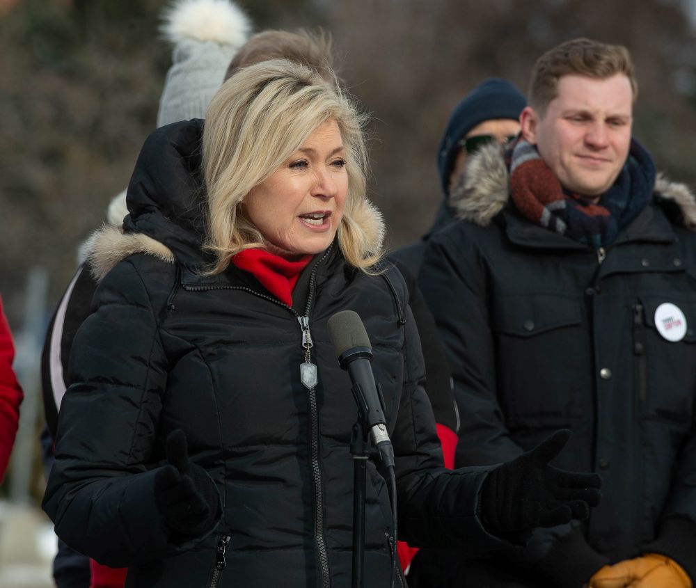 El líder liberal de Ontario, Bani Shrubi, ha hablado con periodistas fuera del Hospital Mont Fort en Ottawa Ottawa de Ont. Domingo 2 de febrero 2025. 