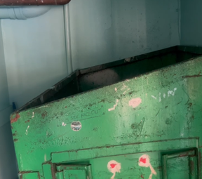 Contenedor donde se encontró el cuerpo de una mujer canadiense. Detallado