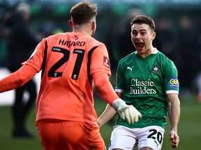 El portero de Plymouth, Conor Hazard (izquierda) y el mediocampista Adam Randel celebraron después de derrotar a Liverpool