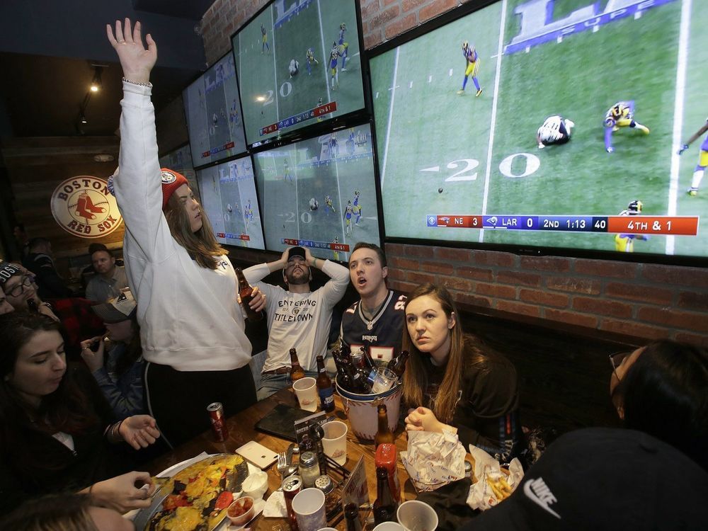 Los fanáticos de los New England Patriots reaccionaron mientras veían la primera mitad del partido de fútbol del Super Bowl 53 de la NFL en un bar en Boston el domingo 3 de febrero de 2019.