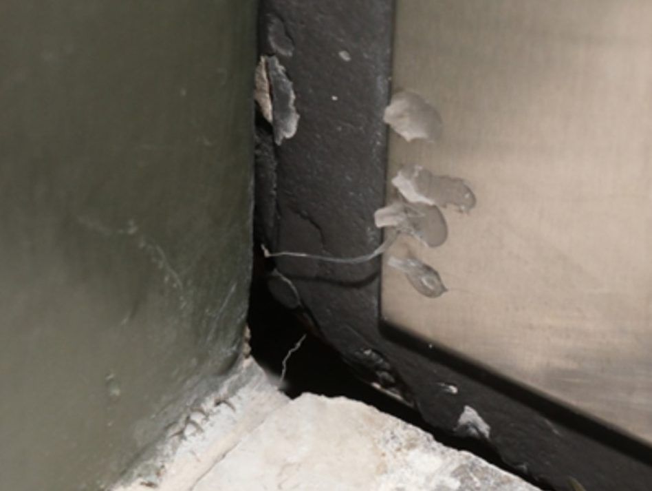 Los bandidos adhesivos están utilizando una 'sustancia adhesiva' para evitar que los condones y los apartamentos del talón de Richmond se cierren adecuadamente y luego regresen a los frenos residenciales.