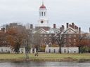 Esta foto de archivo del 13 de noviembre de 2008 muestra el campus de la Universidad de Harvard en Cambridge.